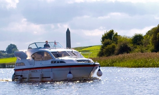 Hire 31' Motor Yacht Cruiser With Flybridge In Irvinestown