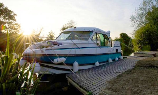 29ft 'confort 900' Motor Yacht Hire In Bellegarde, France