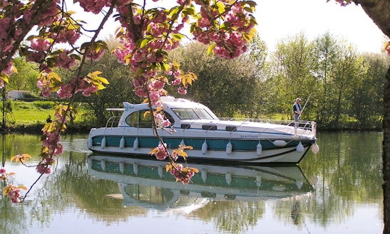 'nicols 1010' Motor Yacht Hire In Harskirchen