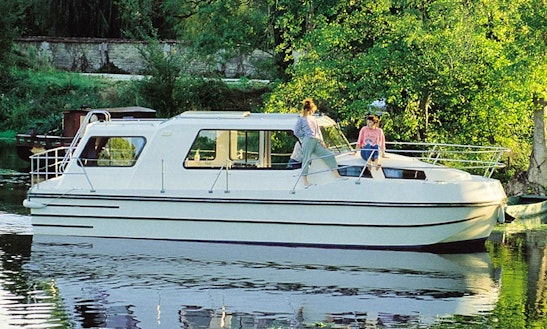 Inquire A 8 Person Riviera 920 Motor Yacht In Sablé-sur-sarthe, France