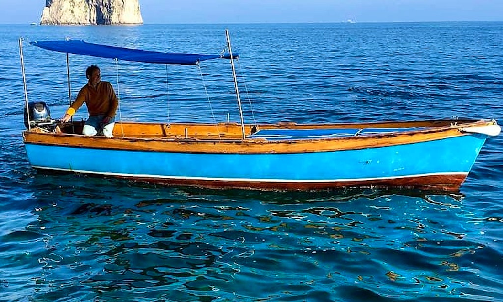 Someone can help me identify this type of boat?