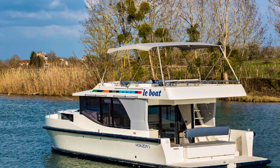 Charter 44' Horizon Motor Yacht In Carrick-on-shannon, Ireland