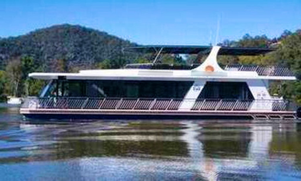 Accommodation on the Hawkesbury Waterways Charter 66' Five Star Spa Houseboat in Wisemans Ferry, New ...