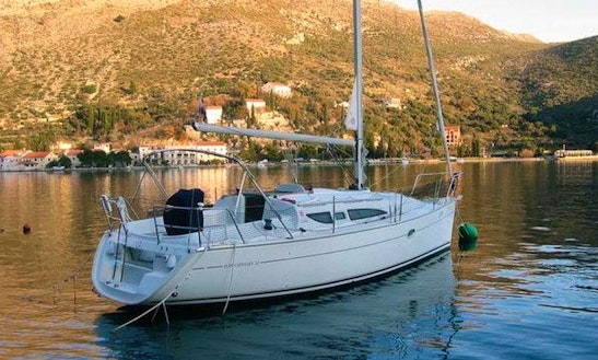 Enjoy On This 6 Persons 32' Jeanneau Sun Odyssey Cruising Monohull In Paleo Faliro, Greece