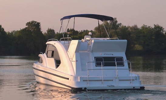 Beautiful Canal Boat For 8 Person Ready To Book In Camarague, France