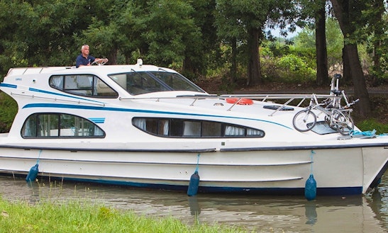 Hire And Stay Aboard A 39' Canal Boat For 6 Person In Aquitaine, France